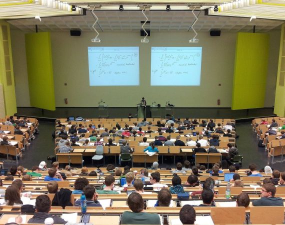 Jak wybrać szkołę średnią – szkoła zawodowa, technikum czy liceum?